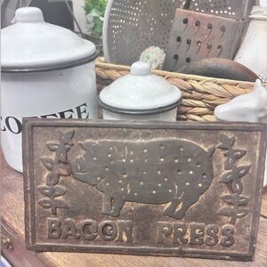Vintage 1978 7" cast iron Bacon Press Wooden Handle Pig and Flowers farmhouse